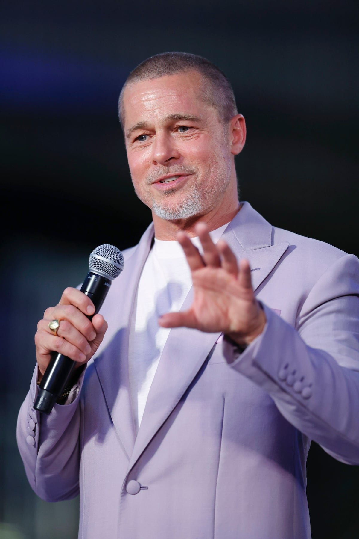 Rapado y vestido de lila, las fotos de Brad Pitt en México para presentar la película ‘F1′