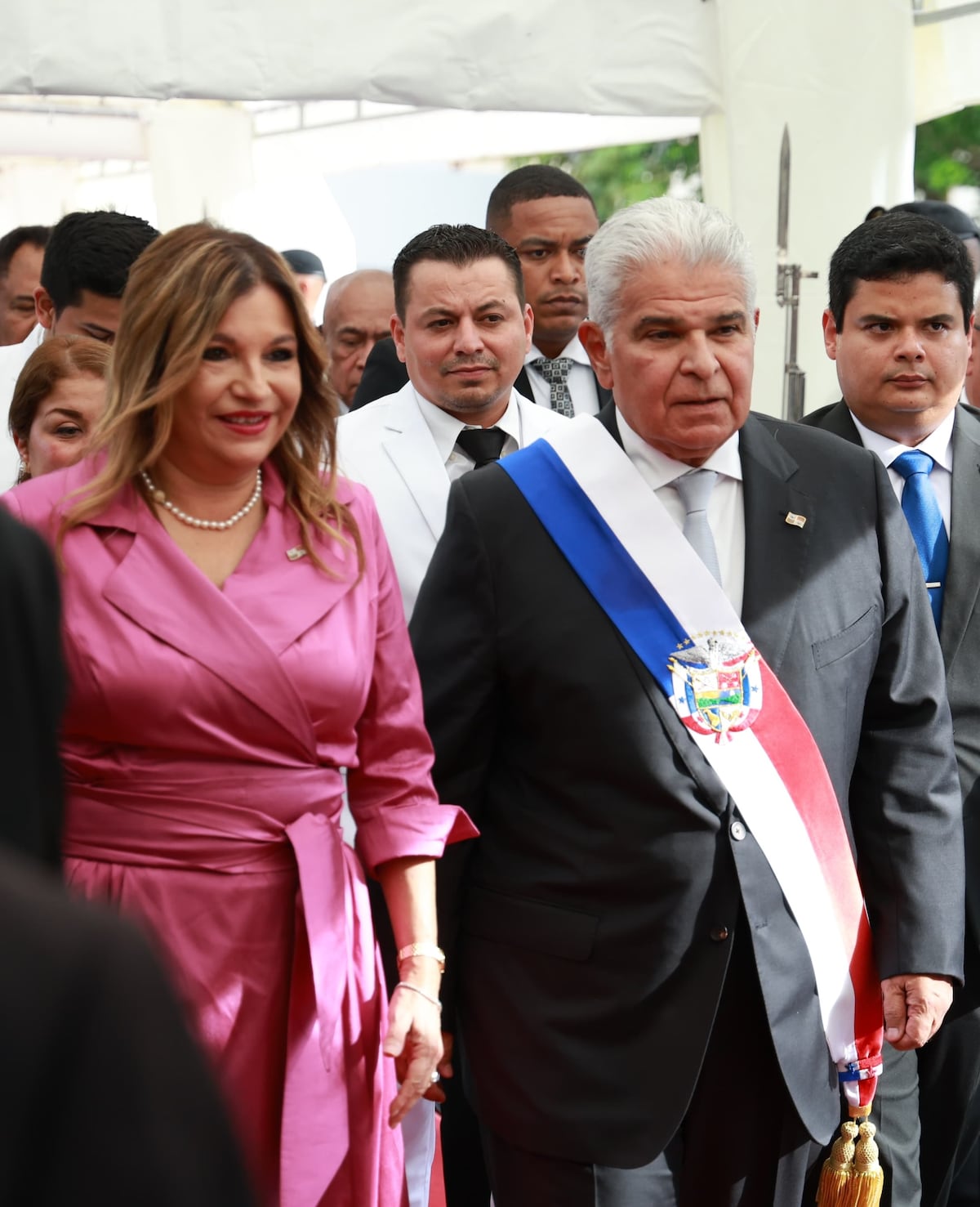 La primera dama de Panamá, Maricel de Mulino, y su vestido fucsia para el 1 de julio en la Asamblea Nacional