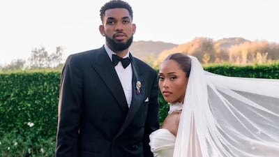 Jordyn Woods y Karl-Anthony Towns se casan en una ceremonia frente al océano en Malibú