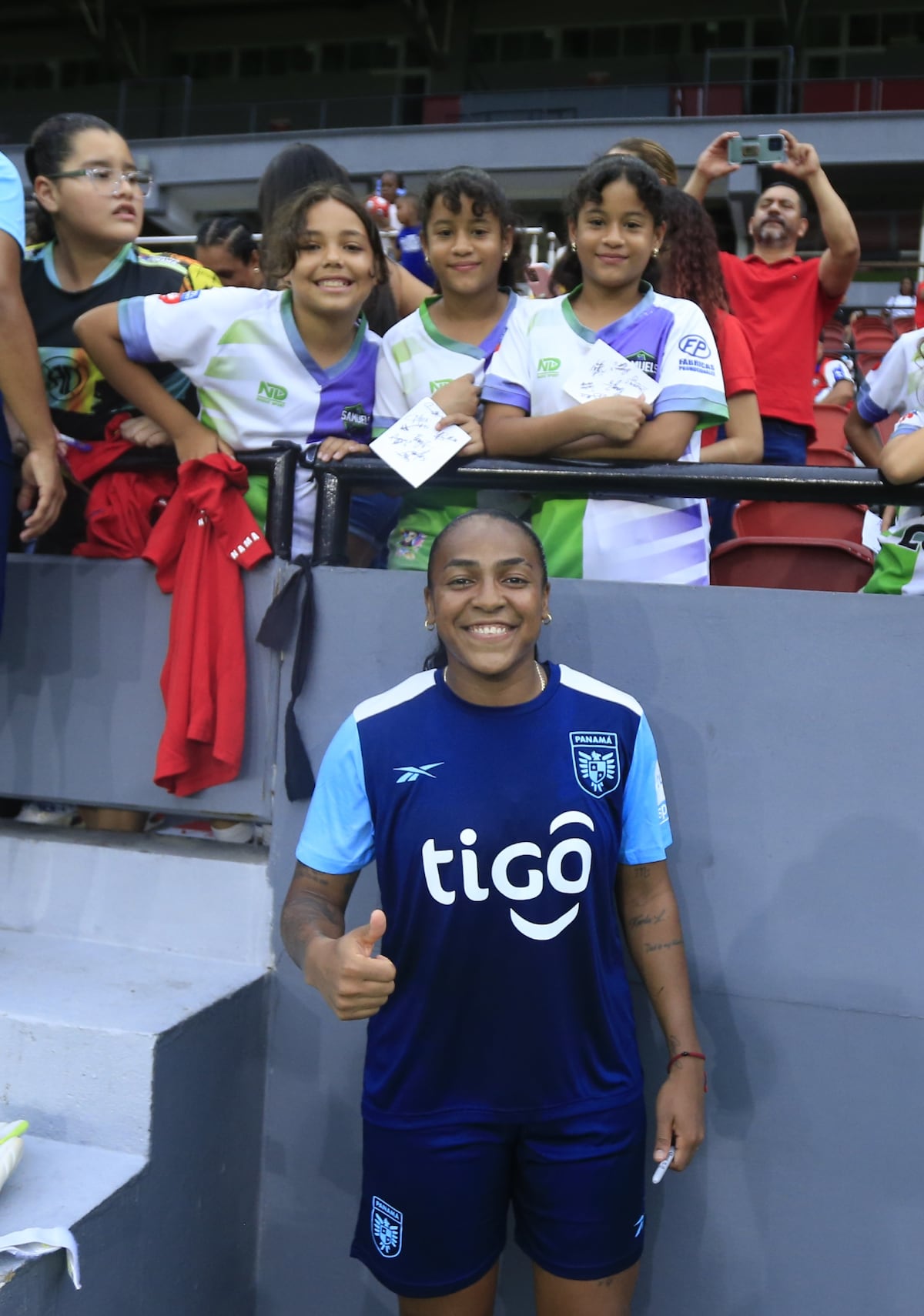 Firmas, fotos y fútbol: un encuentro especial con la selección mayor femenina