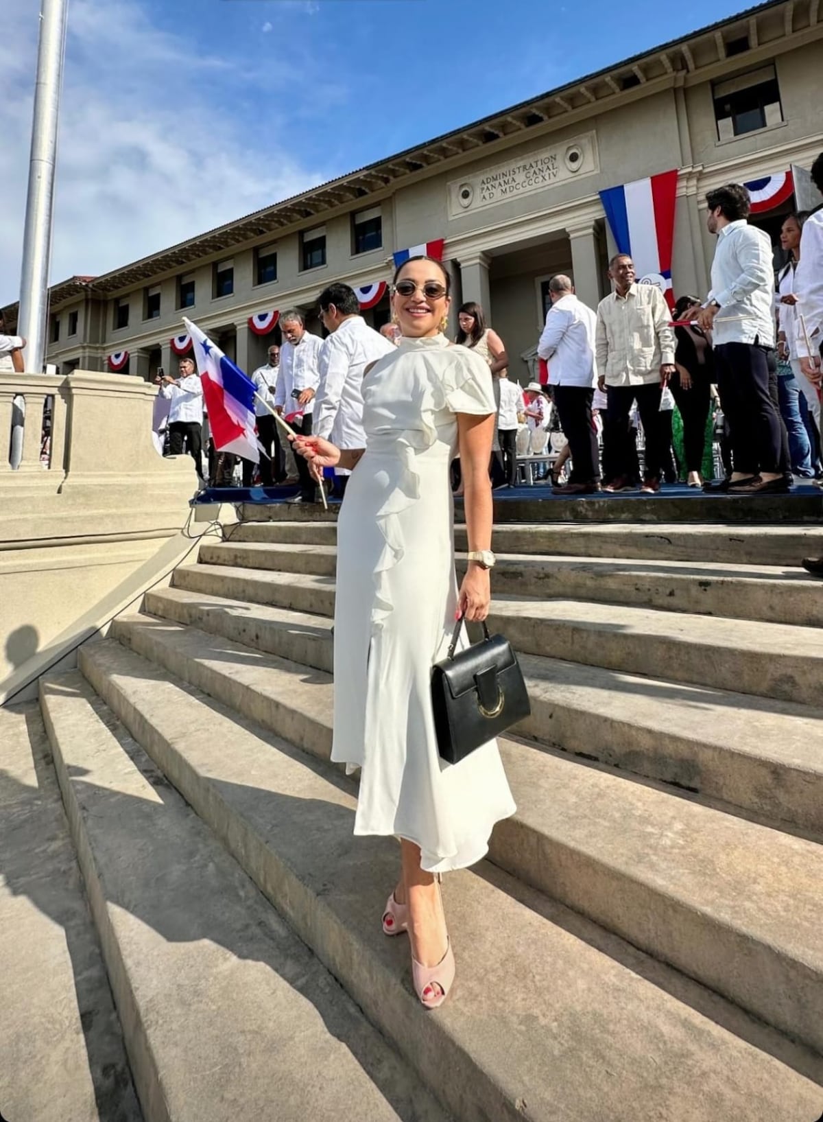 Nicolle Ferguson, Blanca Herrera y otros asistentes al acto de aniversario por los 25 años de la reversión del Canal de Panamá