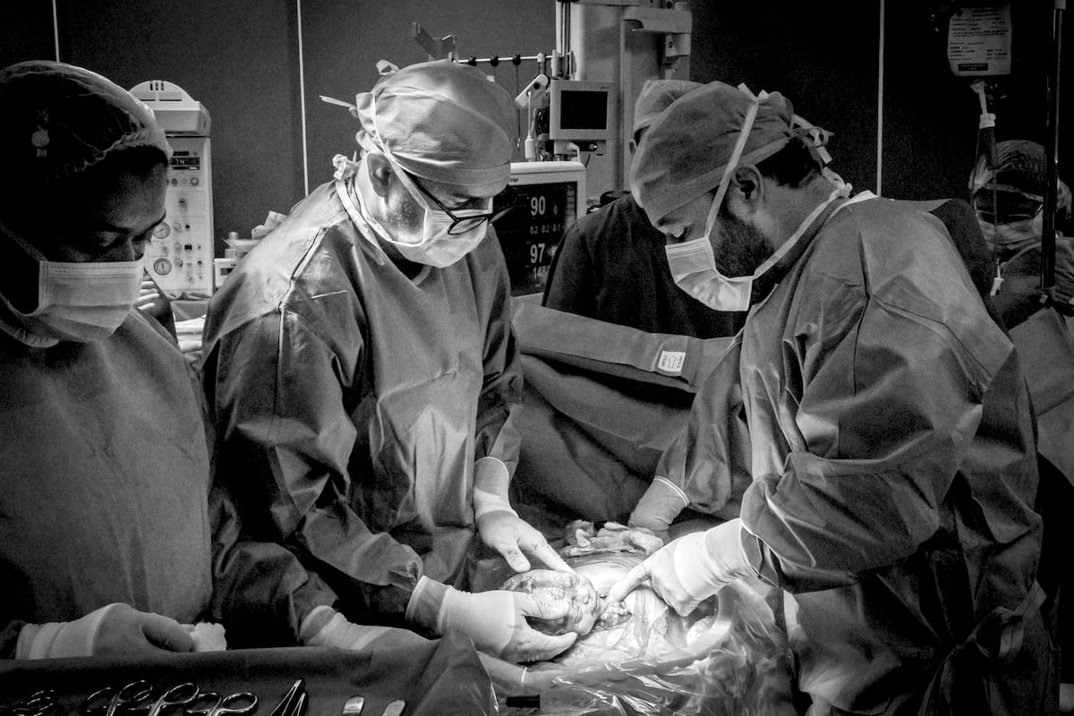 Susana Gow: La fotógrafa que captura partos y cesáreas