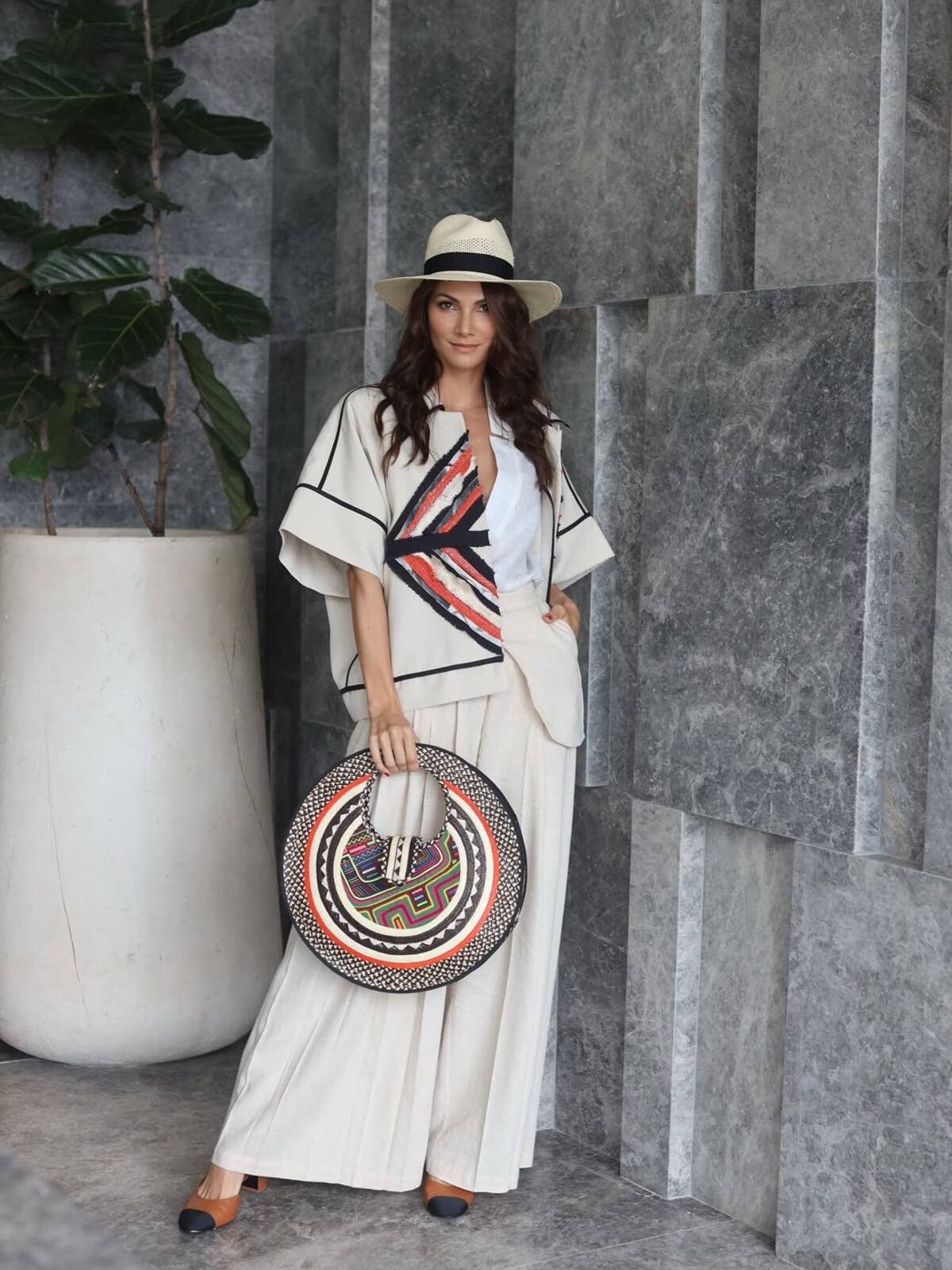 Carolina Dementiev y su atuendo del diseñador John Bejarano para acudir a un ‘baby shower’