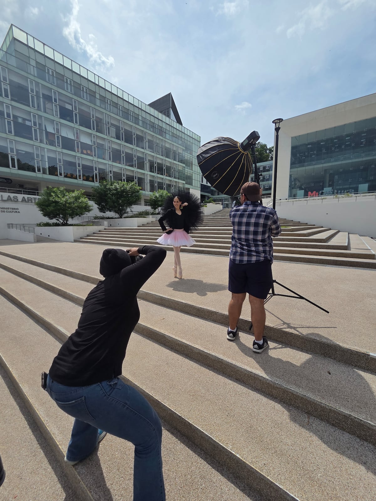 Tras cámara de la sesión de portada de ELLAS con Maruja Herrera, ministra de Cultura 