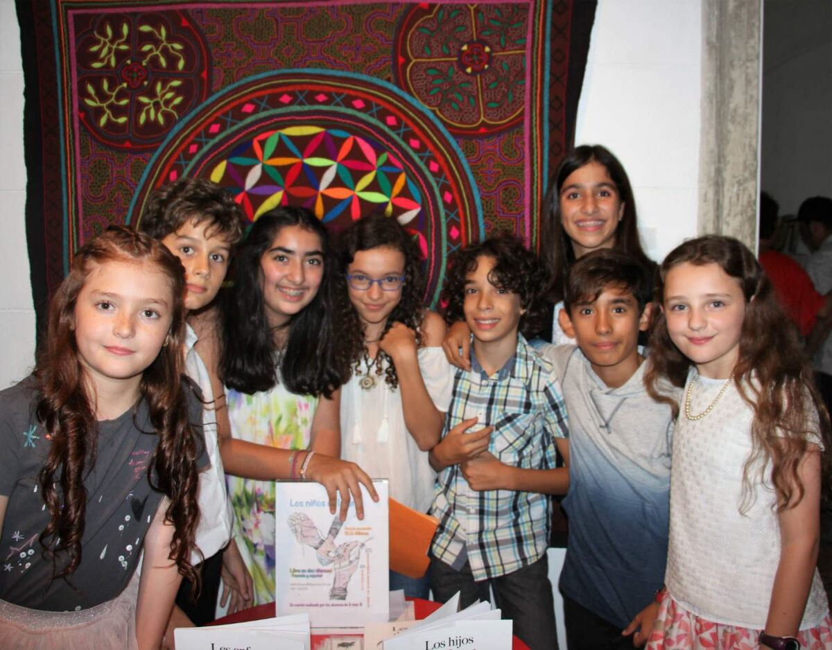 Niños en Panamá presentan libro de cuentos sobre los gunas albinos