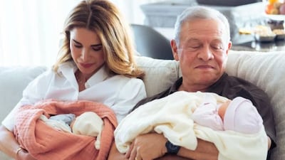 La reina Rania de Jordania presenta a sus nietas gemelas, una llamada como ella