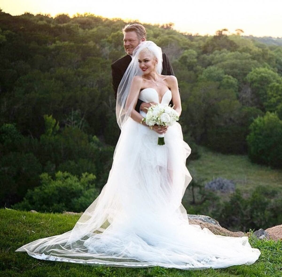 Gwen Stefani, la novia rockera en botas y vestido rosado en el altar