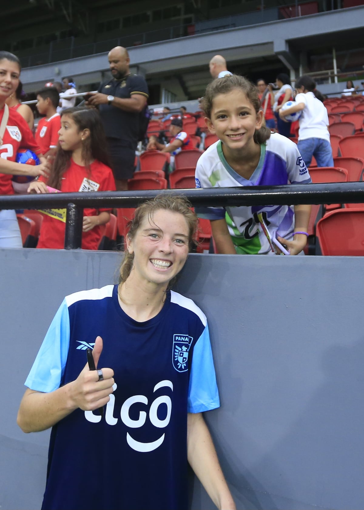 Firmas, fotos y fútbol: un encuentro especial con la selección mayor femenina