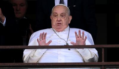 El papa Francisco reaparece en público por primera vez tras 38 días 