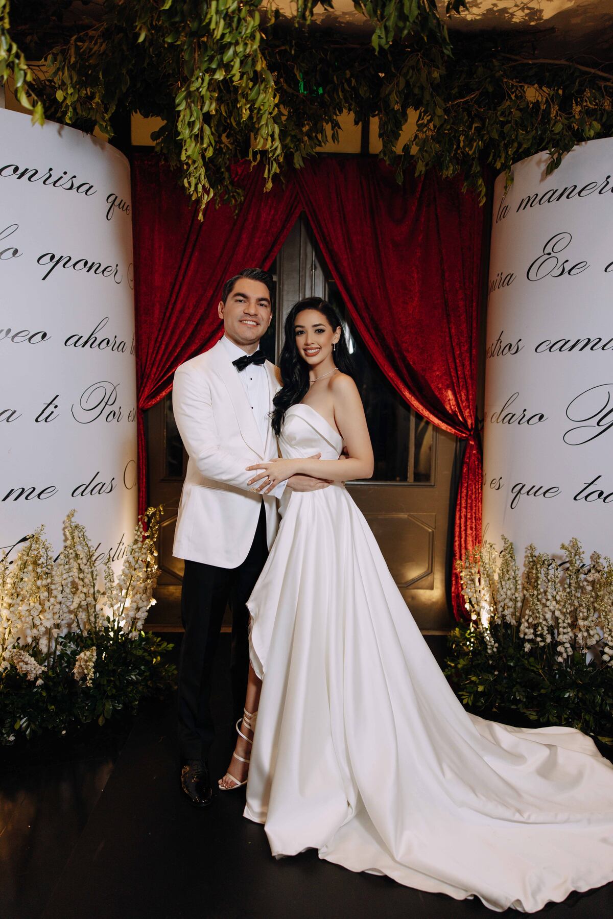 Un pastel decorado con 66 rosas y tres vestidos de novia: la boda de Dayana y Gio 