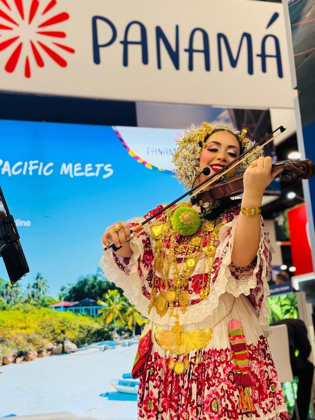 El exdiputado Edison Broce anuncia su compromiso con la abogada y violinista Ioanar Rotar desde el Canal de Panamá