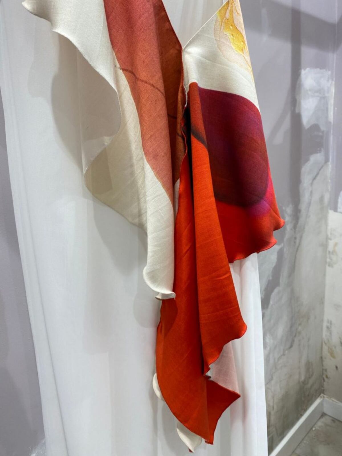 Vestida de arte, las pinturas de Olga Sinclair en la nueva colección de Pilar Sainz