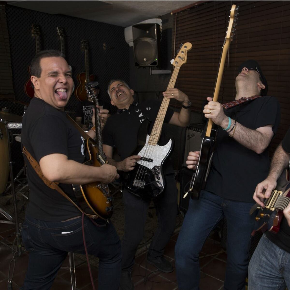 La tarima se les queda chica: la banda Egresos