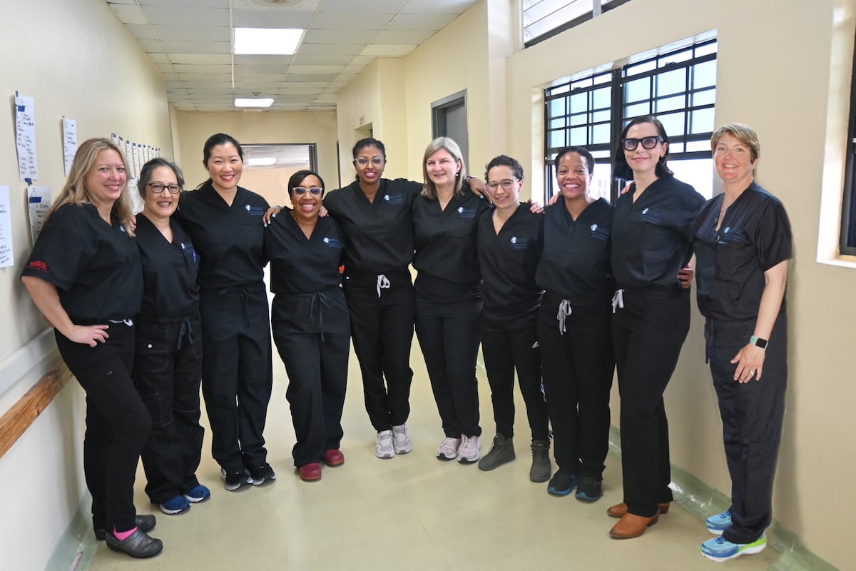 Mujeres ortopedas realizarán 70 reemplazos de rodilla gratuitos en Panamá