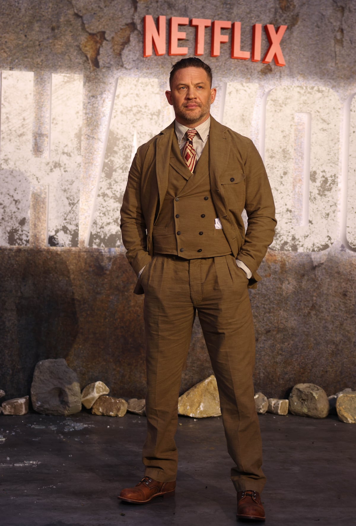 Tom Hardy, #GuaposDeEllas, y su traje estilo años 30 para el estreno de ‘Havoc’