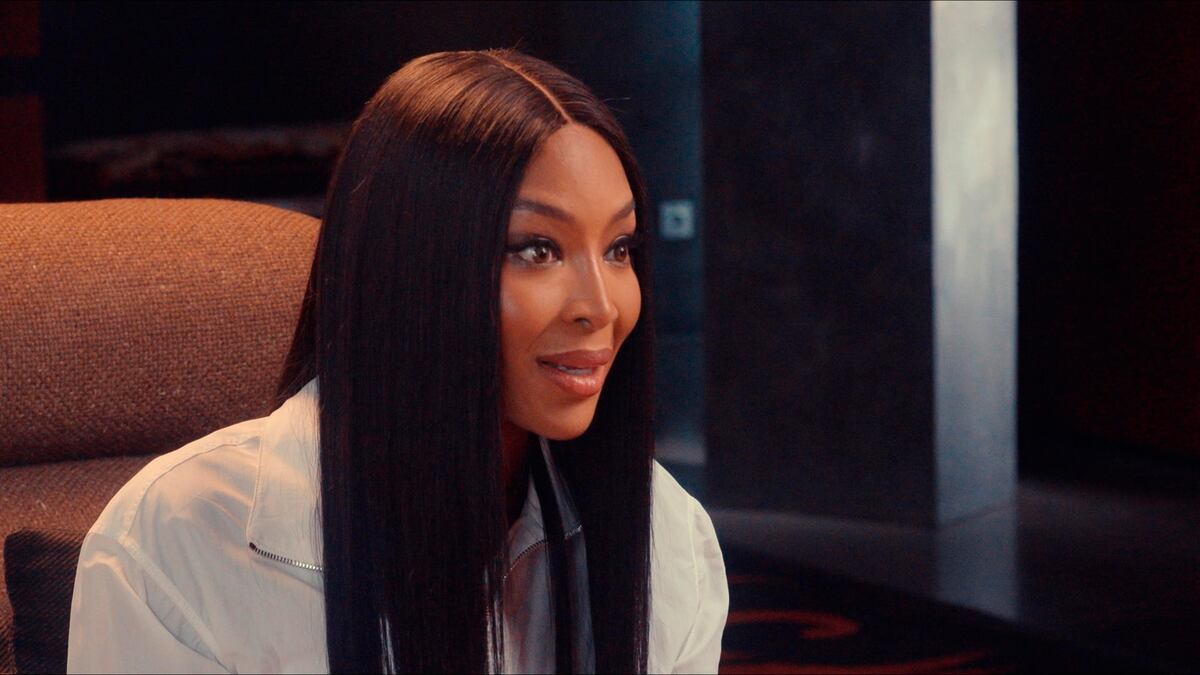 Vogue reconstruye la historia de la moda de los 90 en una docuserie disponible en Disney+