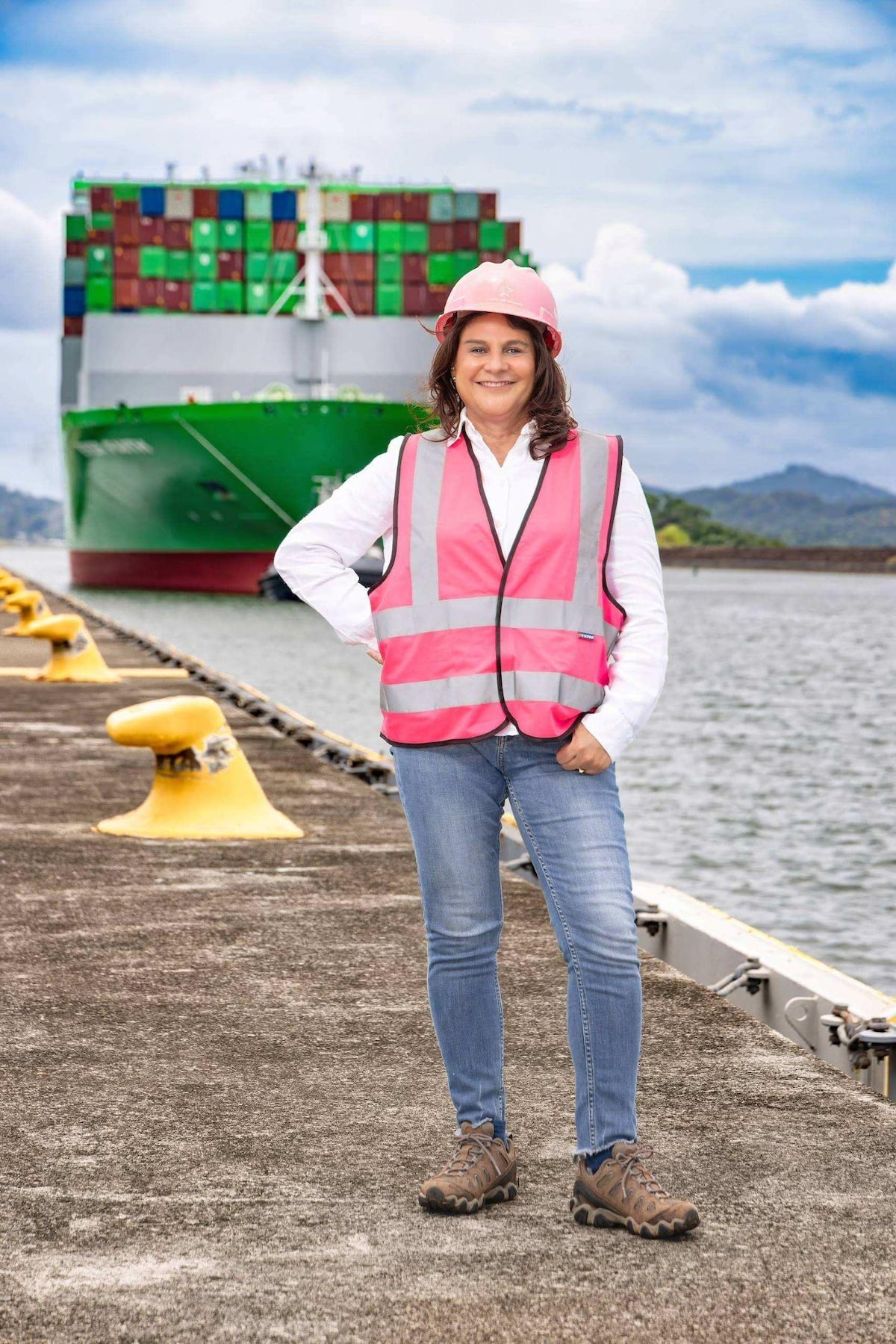 “¡Jefa, jefa, jefa!“: quién es Ilya Espino de Marotta, la ingeniera de casco rosa que al frente del Canal de Panamá supervisa parte del comercio mundial