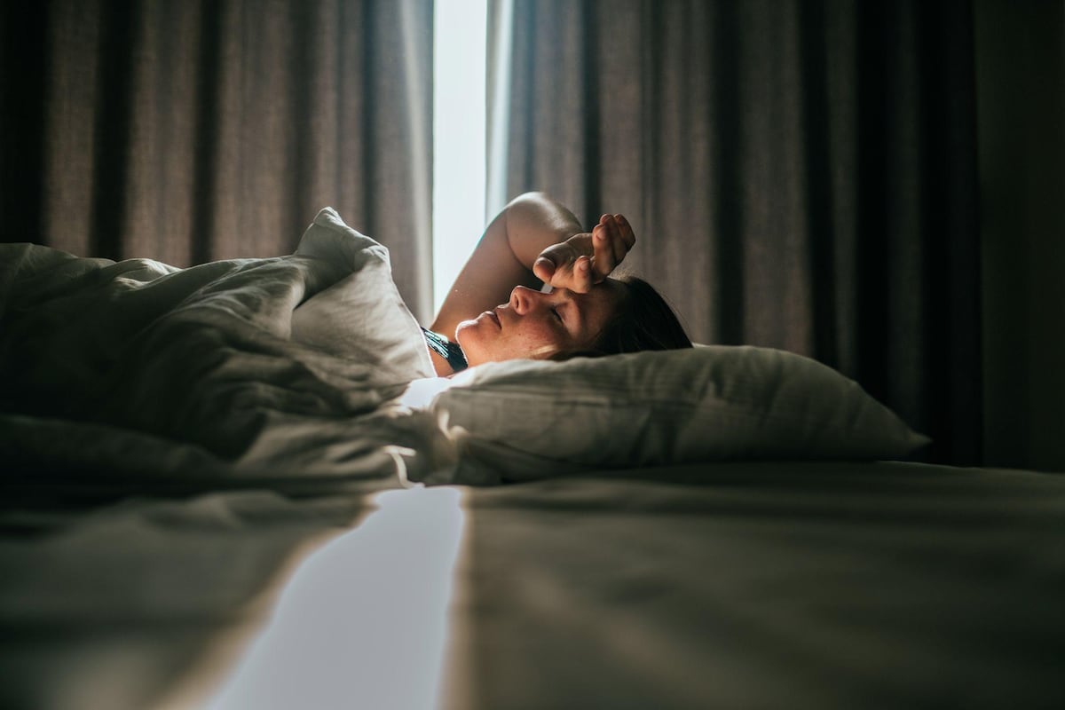 Por qué más mujeres sufren ataques de migraña que los hombres (y qué puede ayudar a calmar el dolor)