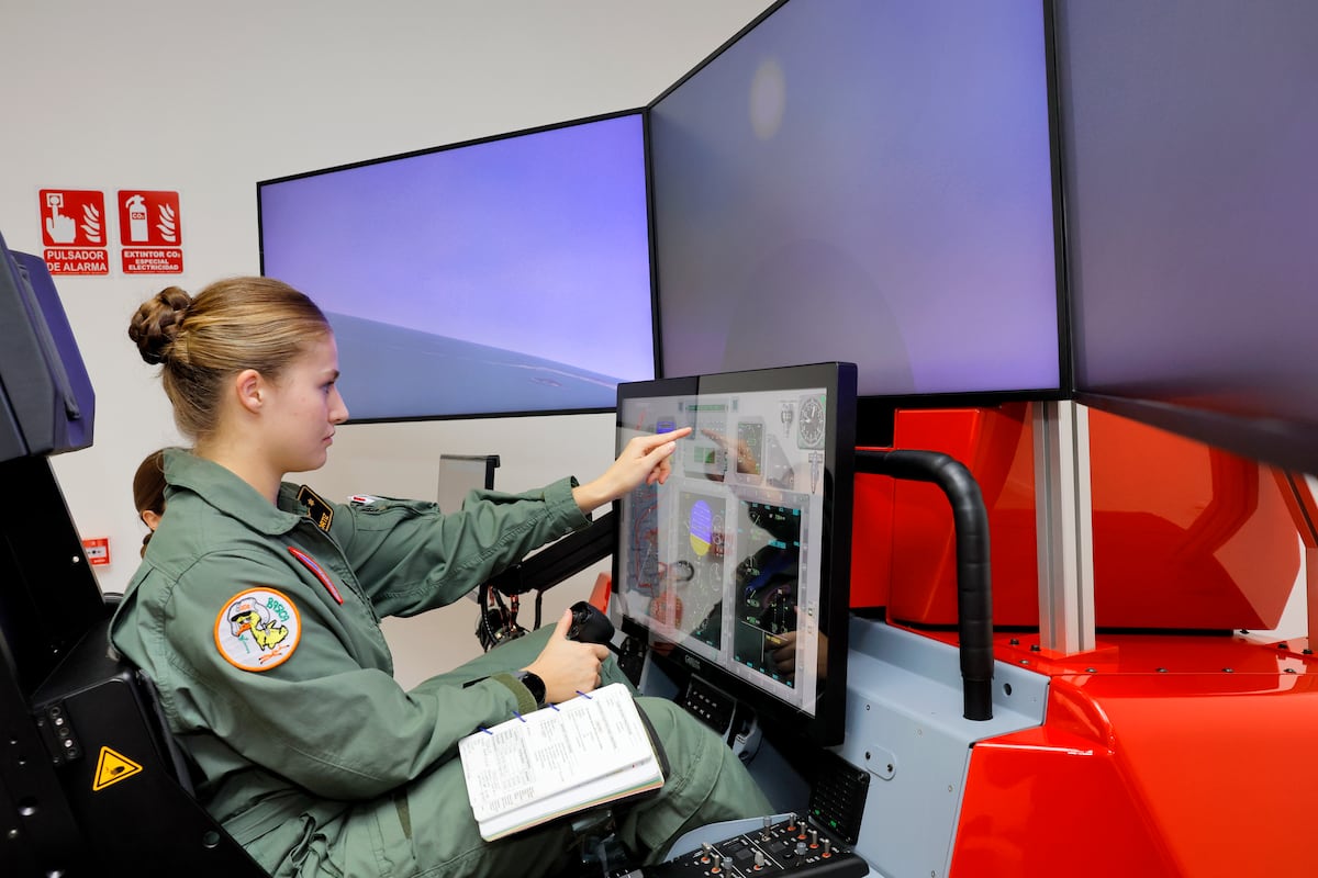 Las fotos de la princesa Leonor de España en su primer vuelo en solitario en un avión militar