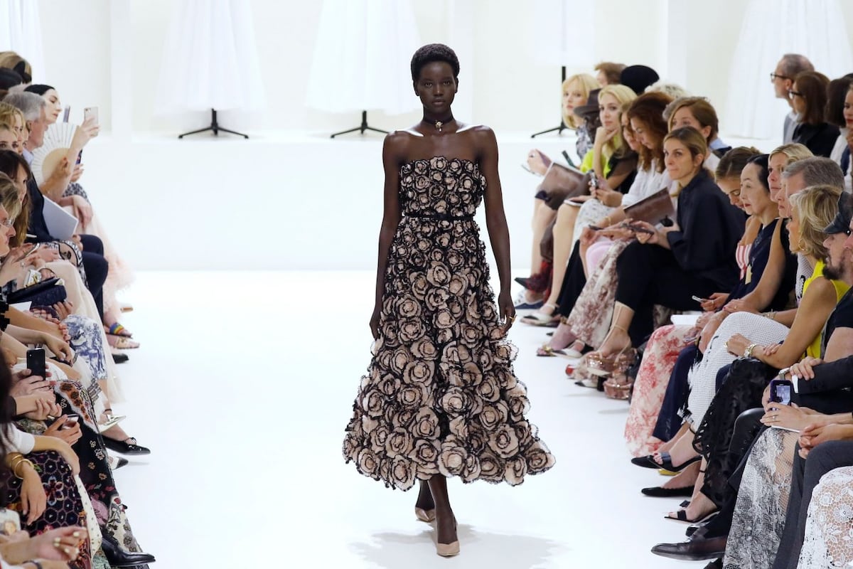 Dior reivindica el saber hacer de la alta costura, “invisible” en Instagram