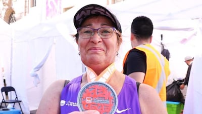 "Llegué última pero me siento ganadora": la inspiradora historia de Ely, la mujer de 64 años que soñaba con correr una maratón y la terminó en más de 7 horas