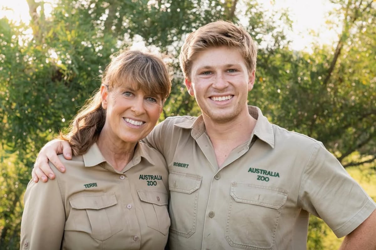 Robert, el hijo de Steven Irwin, se quita casi todo (menos el amor por los animales) en una nueva campaña para Bonds