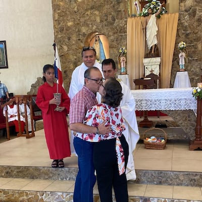 El ex diputado Juan Diego Vázquez celebra los 34 años de matrimonio de sus padres