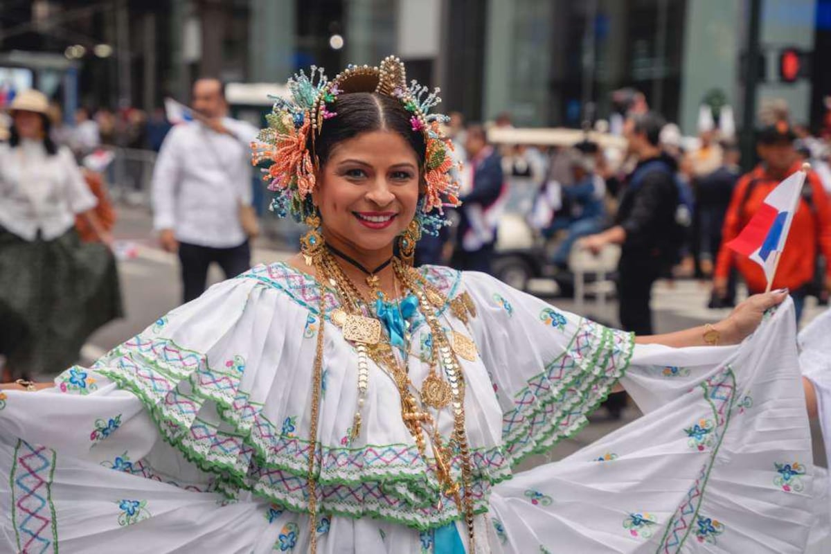 Bandas, conjuntos folclóricos y reinas: panameños desfilan en el Día de la Hispanidad en Nueva York