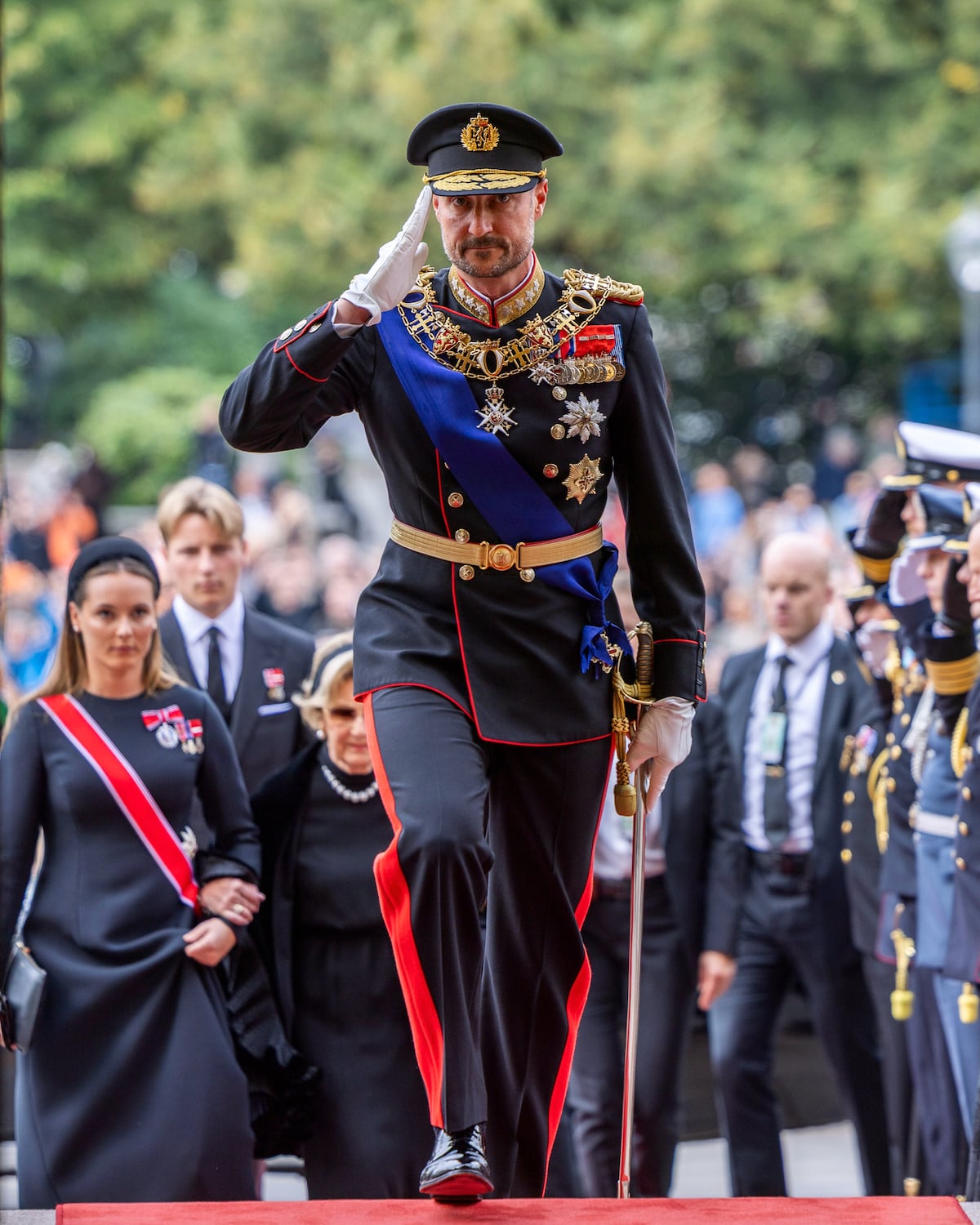 Haakon VIII jura como nuevo rey de Noruega ante el Parlamento