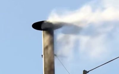 La fumata blanca y las campanas del Vaticano anuncian la elección de un nuevo papa