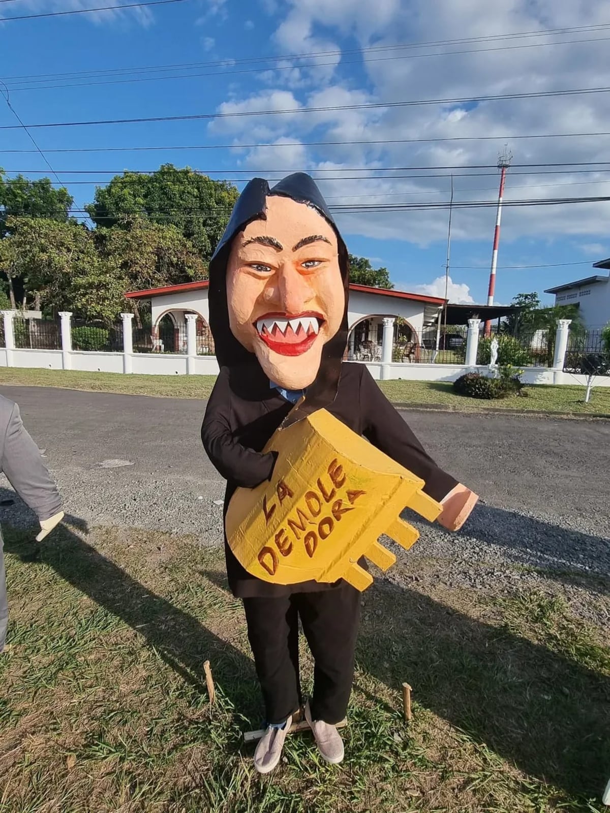 ‘La Demoledora’ y el ‘Diablo rojo de la Selección’: Llegan los muñecos de año viejo a Chame