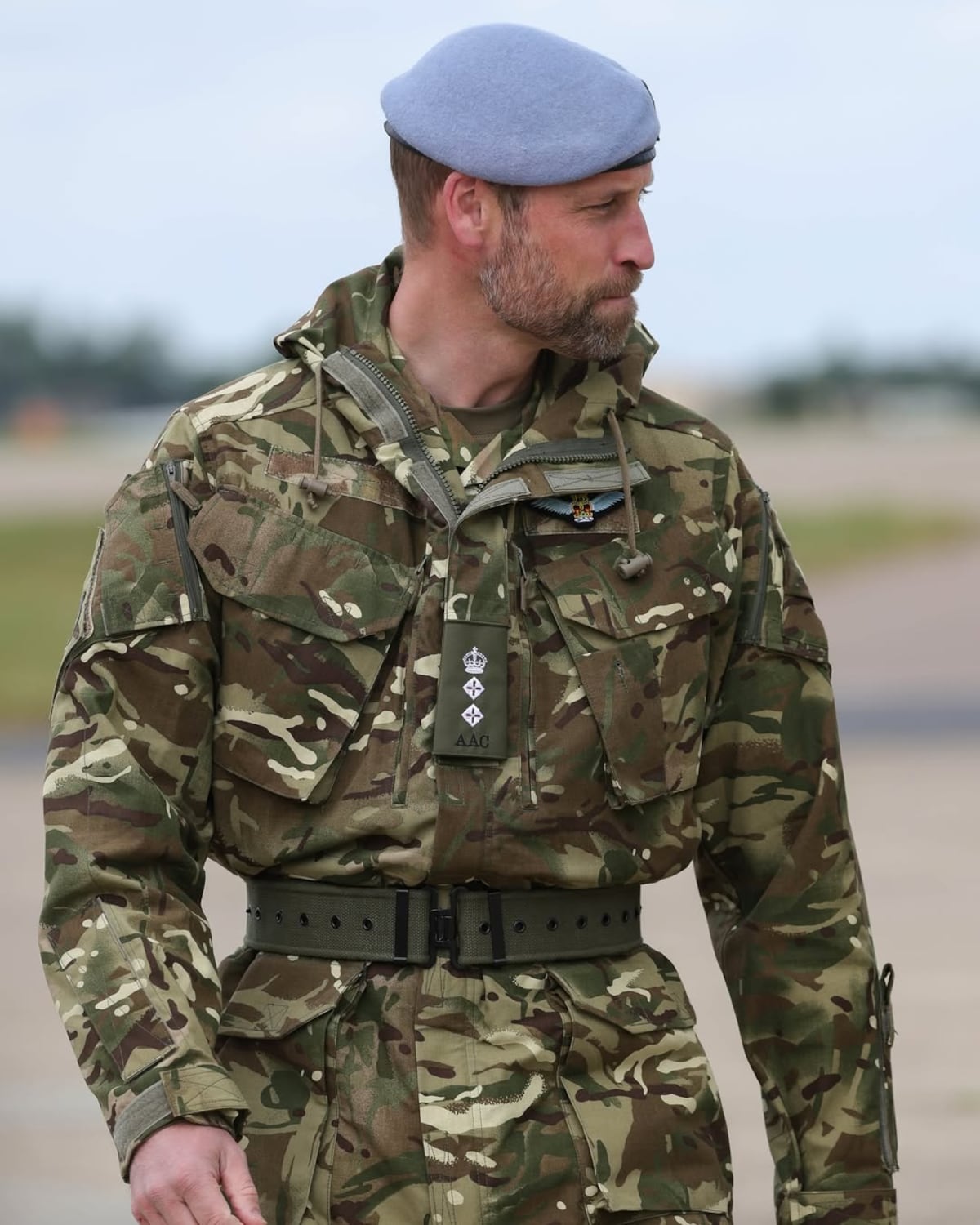 Nos declaramos fans del príncipe William con su ‘look’ de barba y en uniforme militar