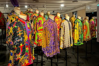De camisas estampadas de Versace a pipas de Lancel, la moda masculina se expone en París
