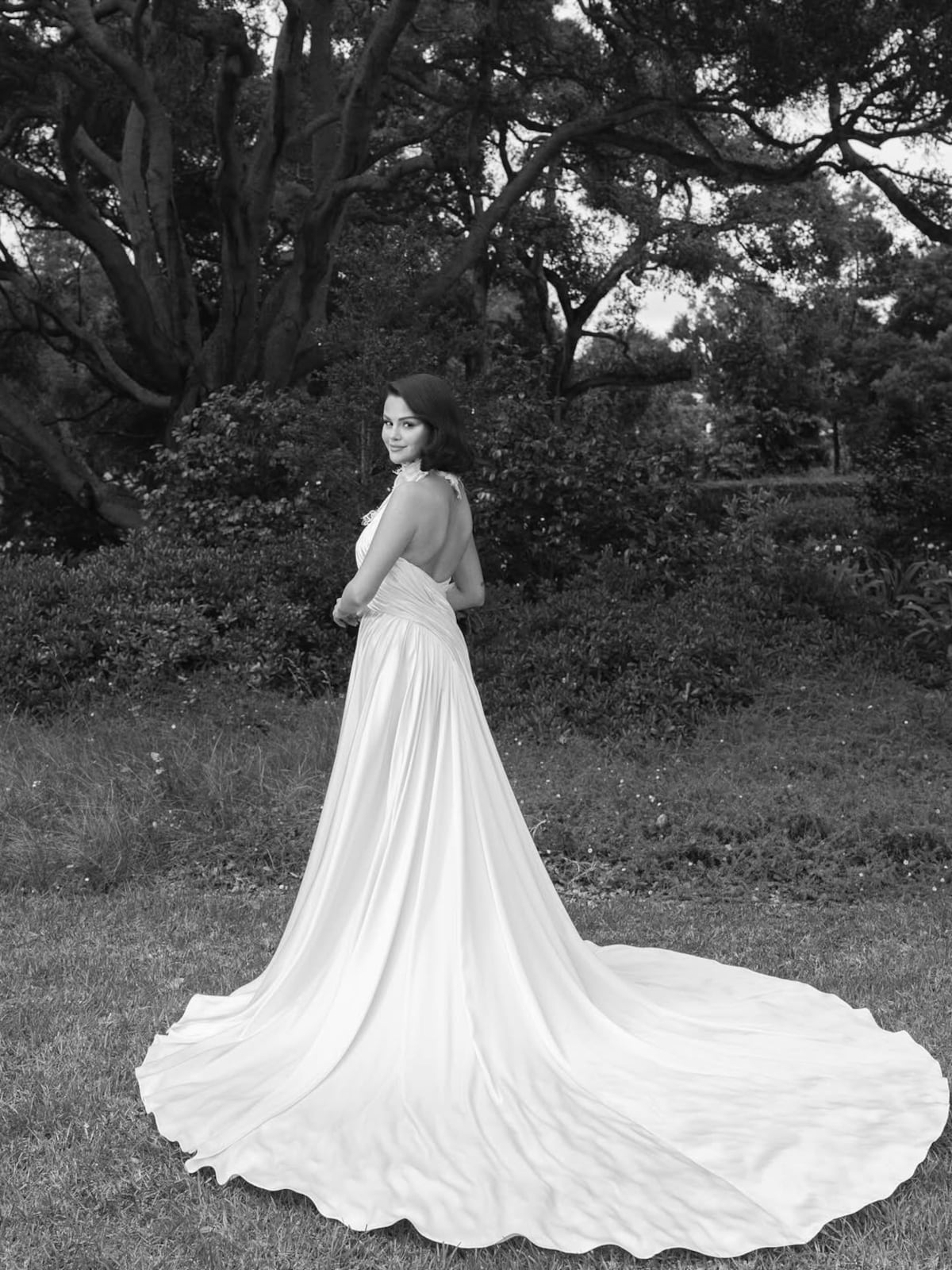 Encaje, satén y un guiño retro: los ‘looks’ nupciales de Selena Gómez