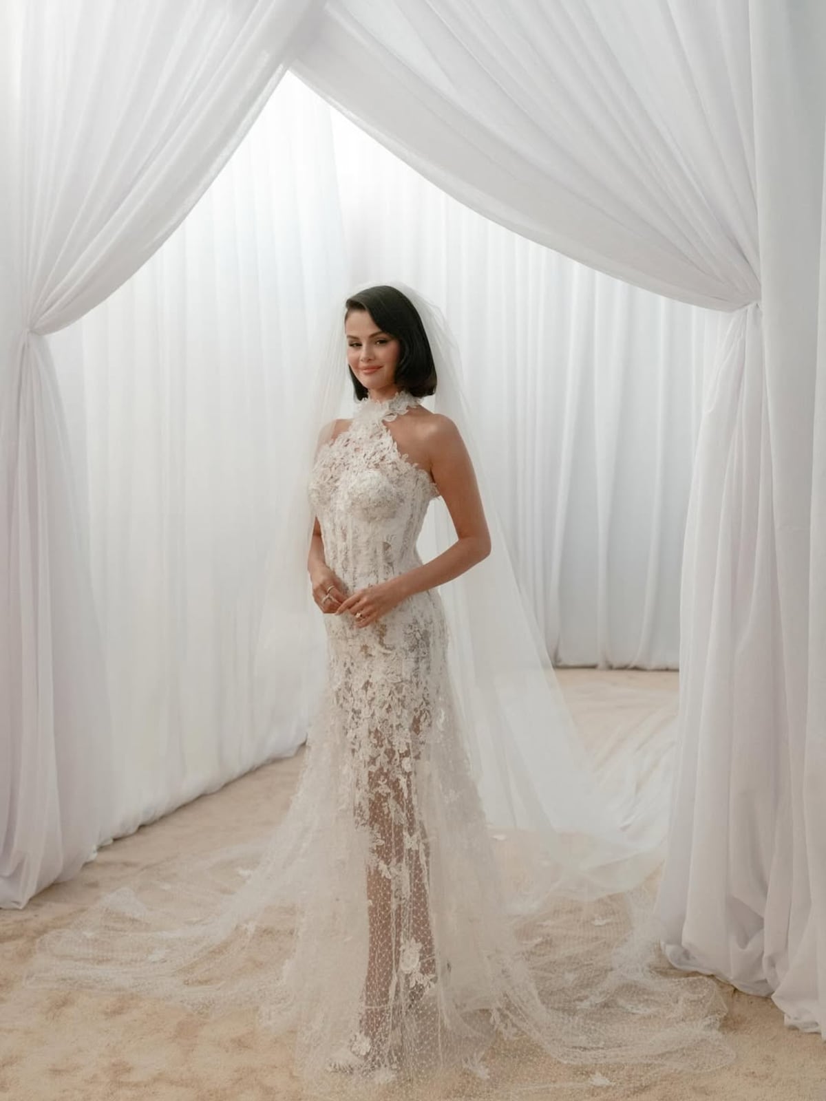 Encaje, satén y un guiño retro: los ‘looks’ nupciales de Selena Gómez