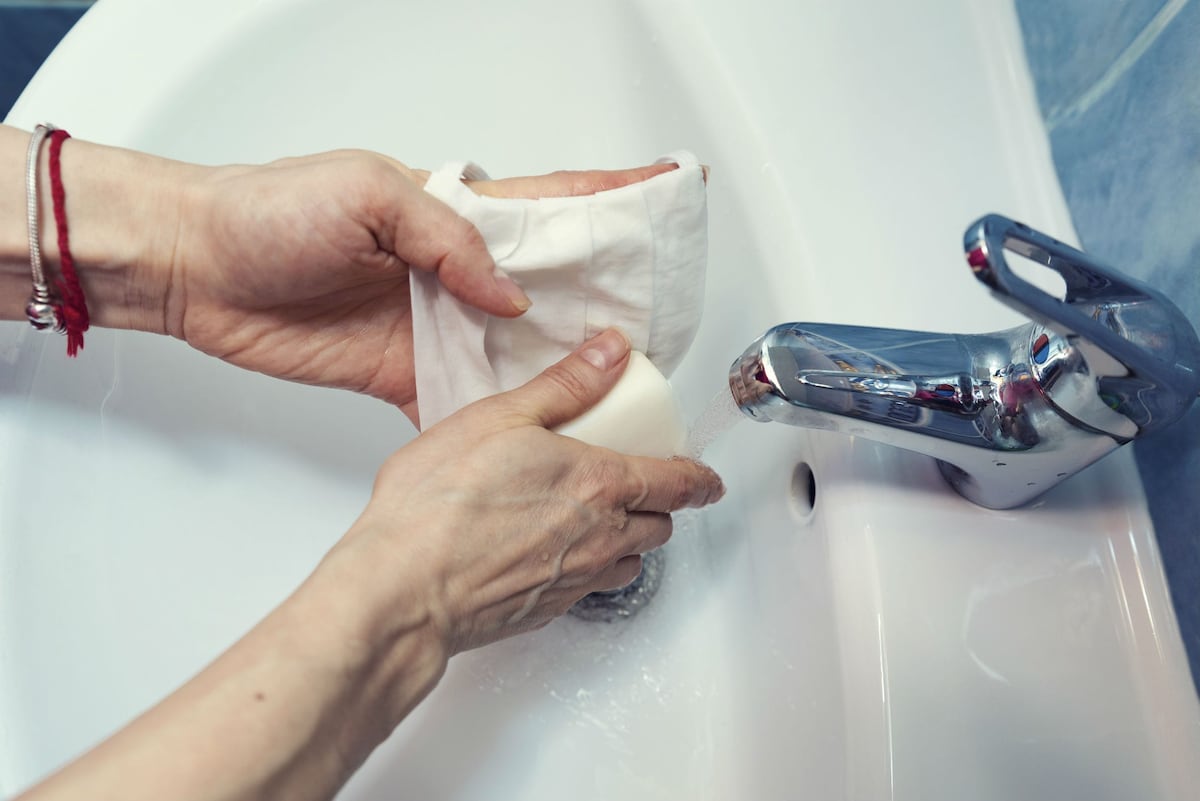 Prepara tu piel para la mascarilla: los cuidados para antes y después de su uso según una dermatóloga