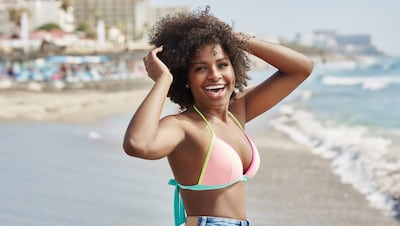 Cómo cuidar el cabello contra los rayos UV, el agua salada, el cloro de las piscinas y la humedad