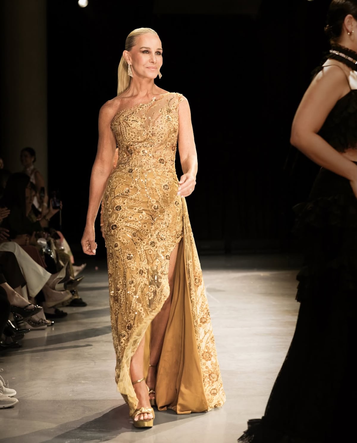 La presentadora Karen Chalmers y otras mujeres sobrevivientes de cáncer desfilaron en Panamá Fashion Week