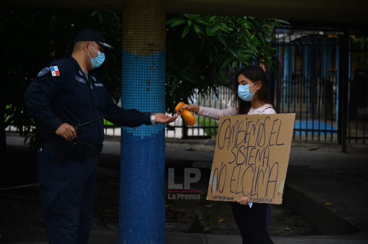 Detrás de la pancarta, una mujer