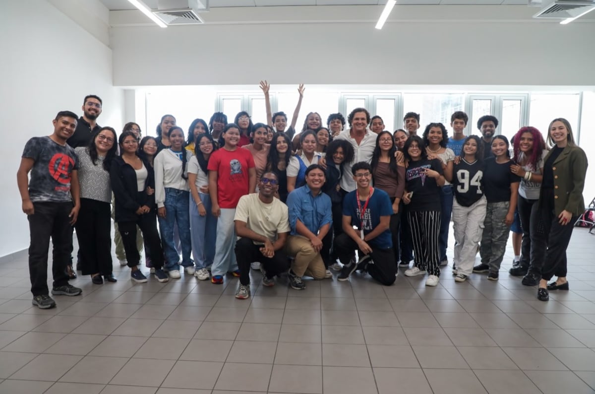 El cantante colombiano Carlos Vives comparte con los estudiantes de la Ciudad de las Artes en Panamá