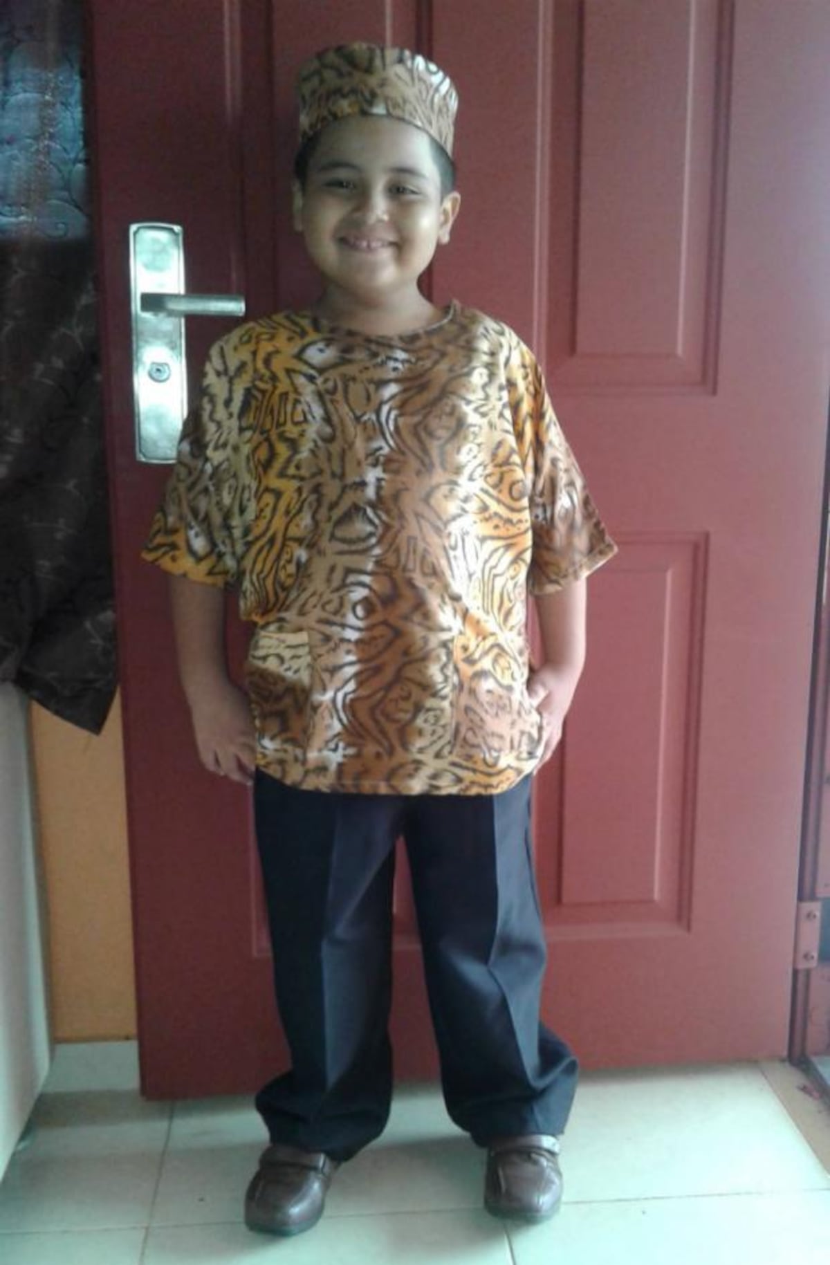 Más niños y jóvenes se visten para celebrar la etnia negra