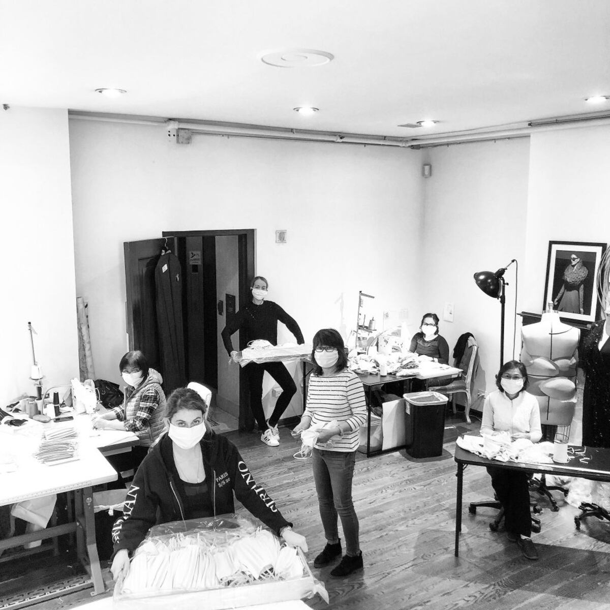 Christian Siriano, Brandon Maxwell y otros diseñadores que confeccionan mascarillas por la pandemia