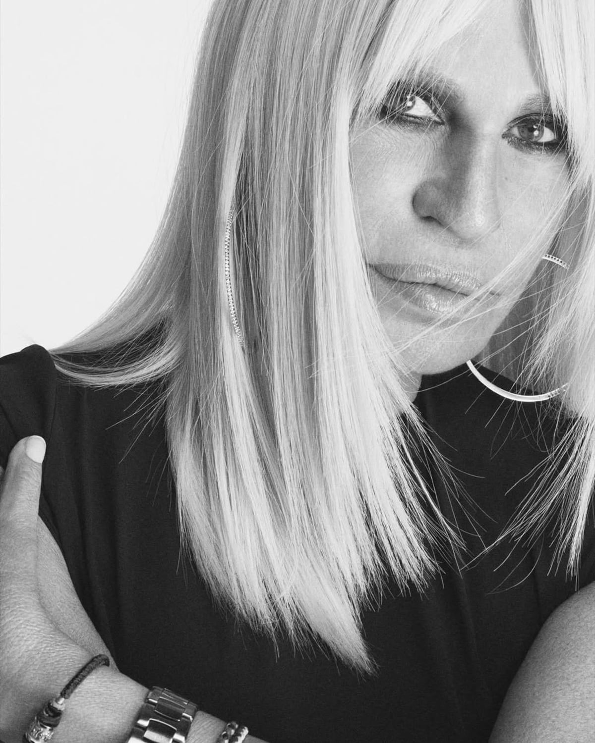 Donatella se despide de la dirección creativa de Versace y asumirá el cargo de embajadora principal de la marca