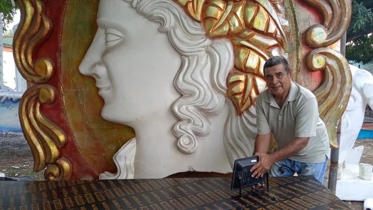 Eduardo Antonio Salinas, el que ilumina los carros alegóricos en los carnavales tableños