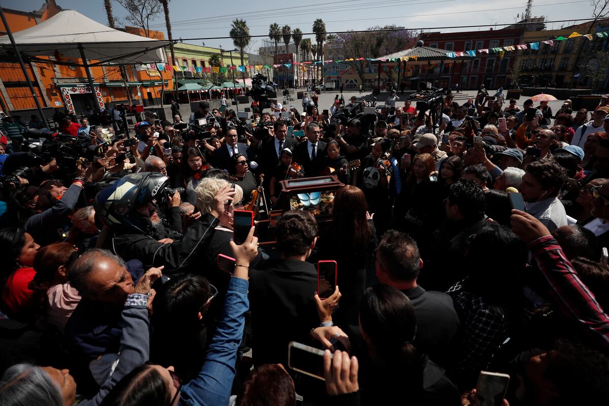 Miles de mexicanos dicen adiós a Paquita la del Barrio, su reina del despecho y el desamor