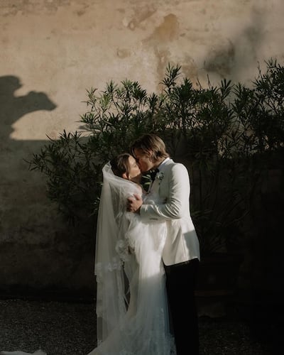 La segunda boda de Millie Bobby Brown y Jake Bongiovi en los jardines de un castillo de Italia