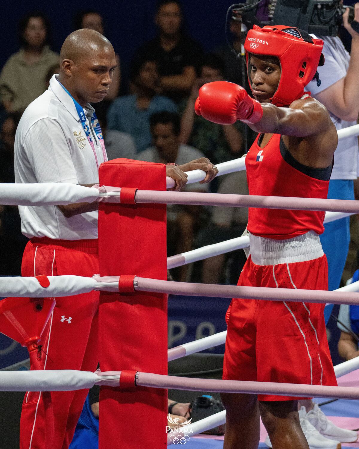Gustavo Caicedo, el entrenador darienita y capitán de la policía que acompaña a Atheyna hacia el triunfo olímpico