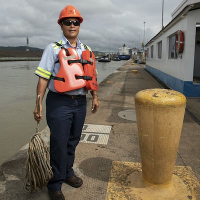 Marisol Delgado, la única mujer botera en el Canal de Panamá
