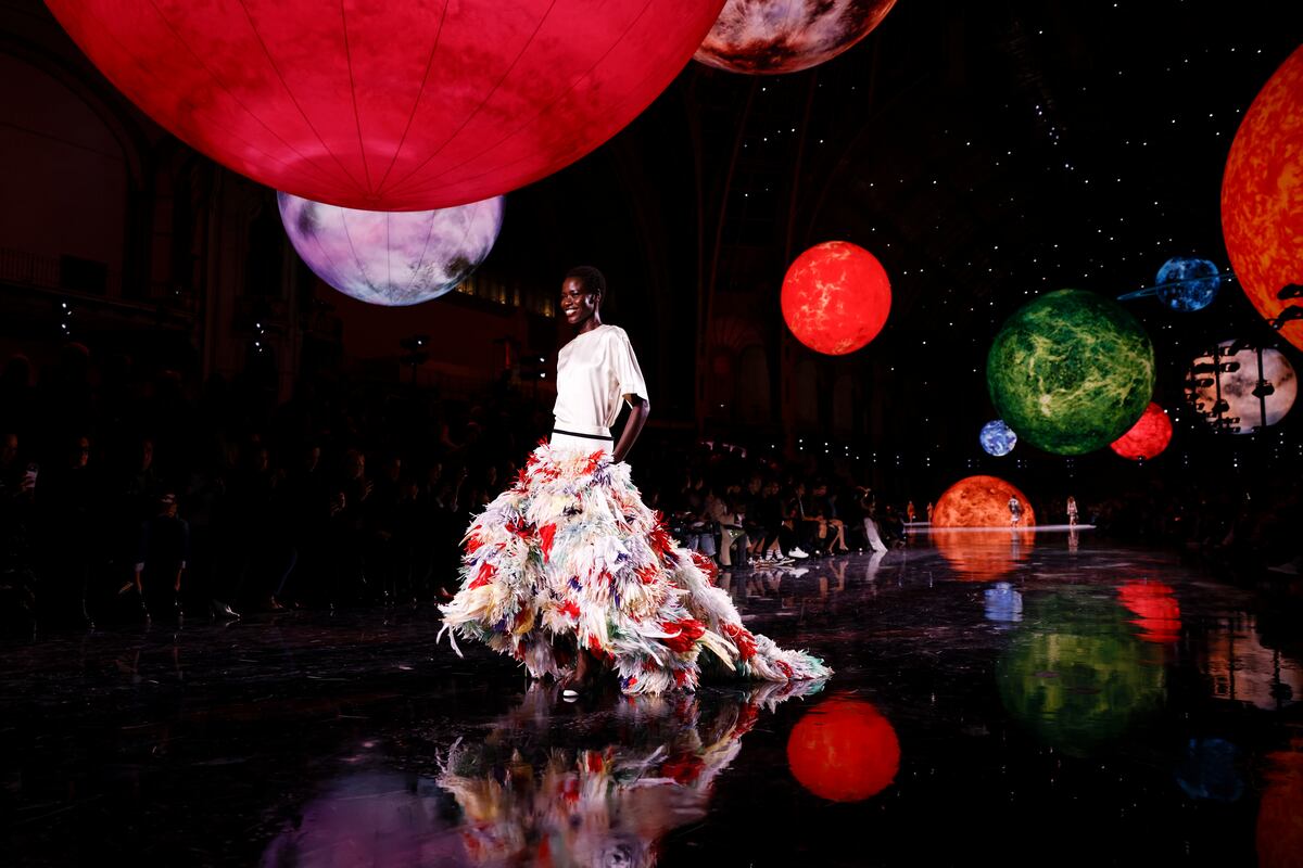 Chanel inaugura en París la era de Matthieu Blazy con una moda de aplauso