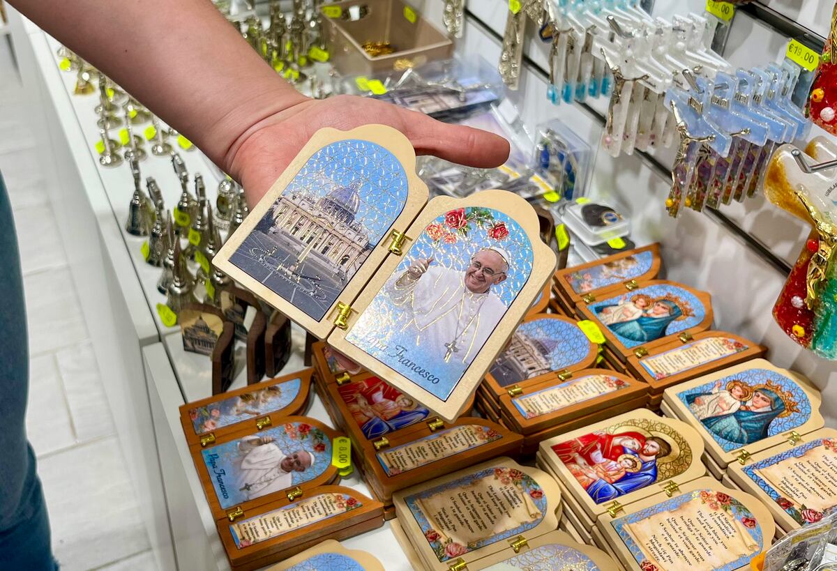 Encontrar un suvenir de León XIV, una misión imposible